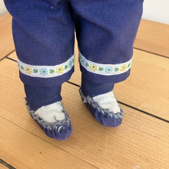 Inuit Hand Crafted Cloth Doll with Traditional Canvas Outfit & Mukluks Vintage - Picture 3 of 7